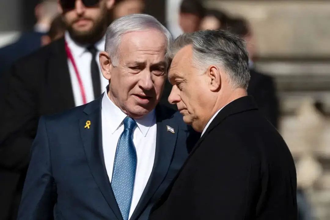El primer ministro israelí, Benjamin Netanyahu (izquierda), y el primer ministro húngaro, Viktor Orbán, conversan tras una ceremonia de bienvenida con una guardia de honor en el castillo de Buda, en Budapest (Hungría), el 3 de abril de 2025. (Denes Erdos/AP Photo)
