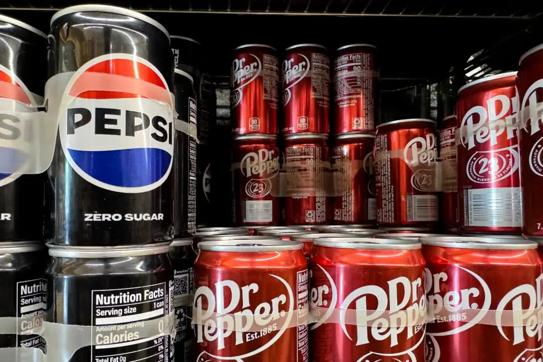 Latas de refresco en un estante de una tienda de comestibles en San Anselmo, California, el 3 de junio de 2024. (Justin Sullivan/Getty Images).