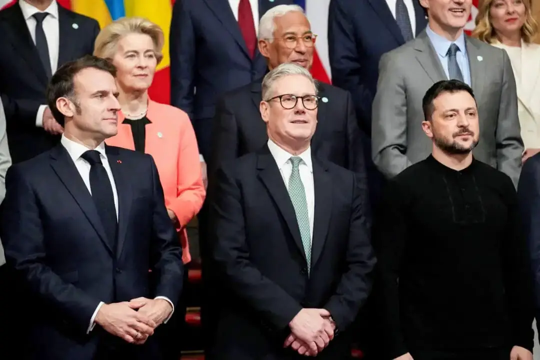 El presidente francés Emmanuel Macron (izquierda), el primer ministro británico Keir Starmer (segundo por la izquierda) y el presidente ucraniano Volodímir Zelenski (derecha) en una cumbre celebrada en Lancaster House, en el centro de Londres, el 2 de marzo de 2025. (Christophe Ena/AFP a través de Getty Images)
