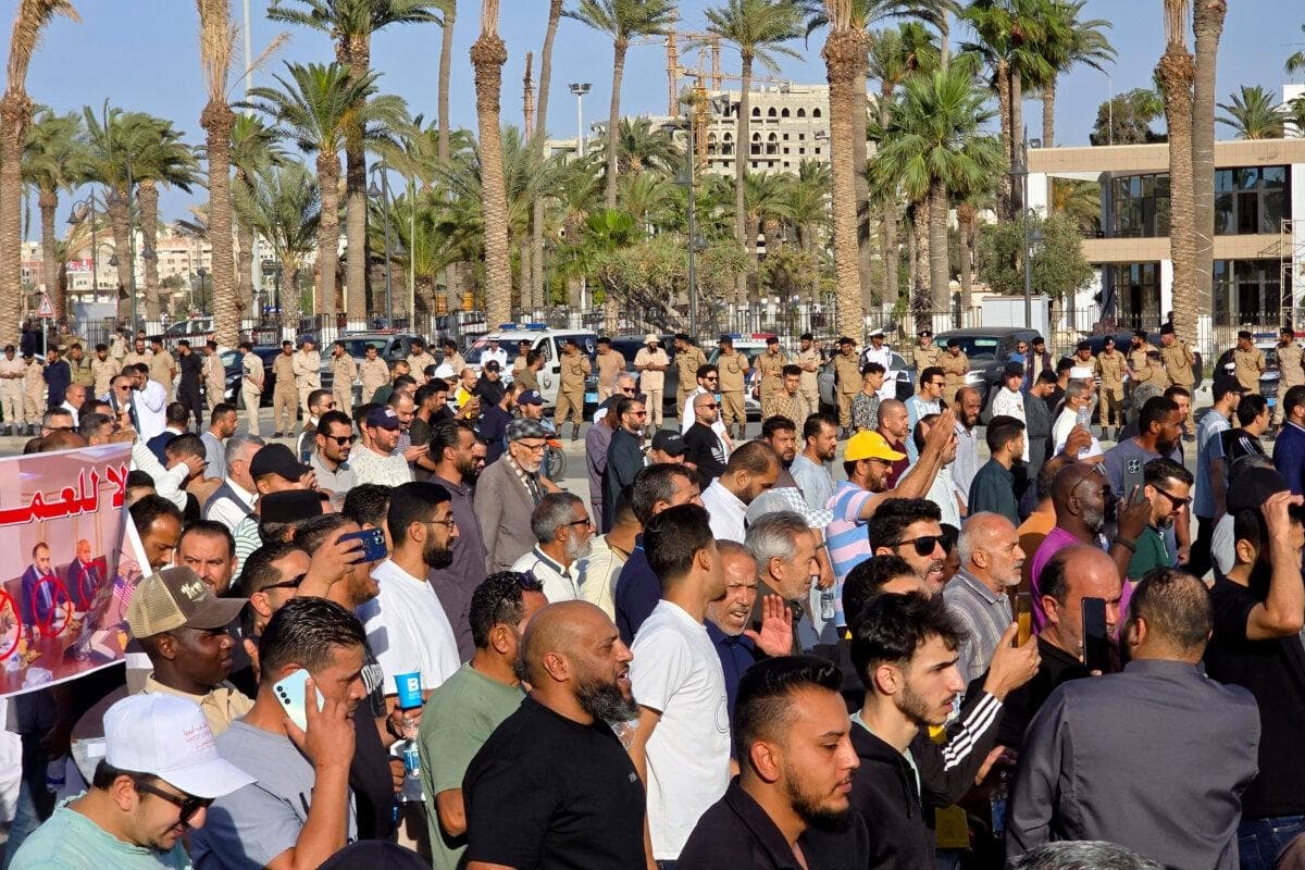 Manifestantes libios se reúnen en la Plaza de los Mártires para pedir la dimisión del Gobierno de unidad nacional, en Trípoli, Libia, el 16 de mayo de 2025. (AFP vía Getty Images)