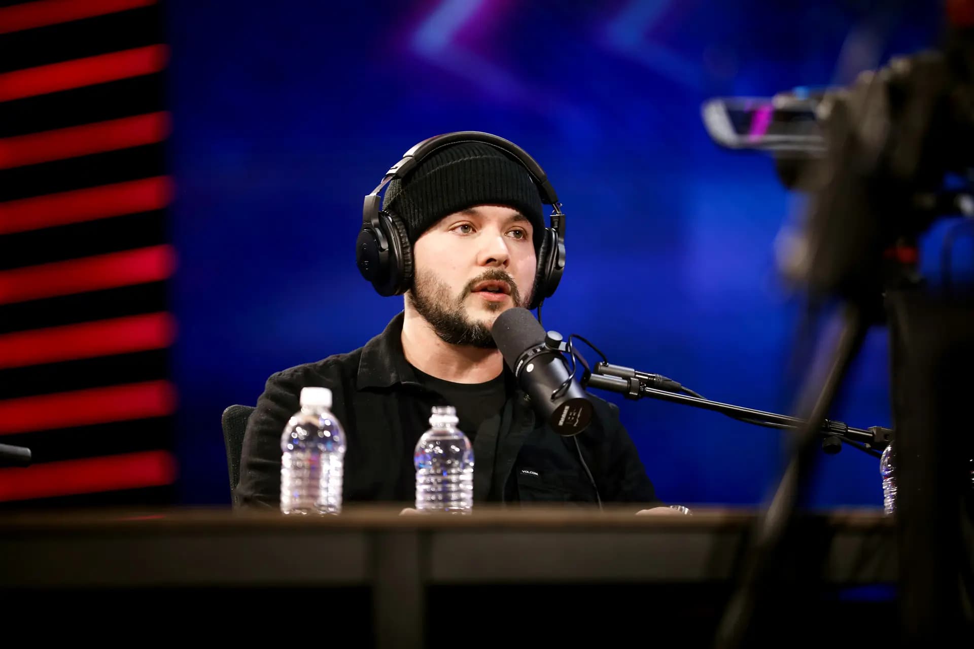 Tim Pool, comentarista político estadounidense, habla con los asistentes al AmericaFest 2023 en Phoenix el 18 de diciembre de 2023. (Gage Skidmor/Flickr).
