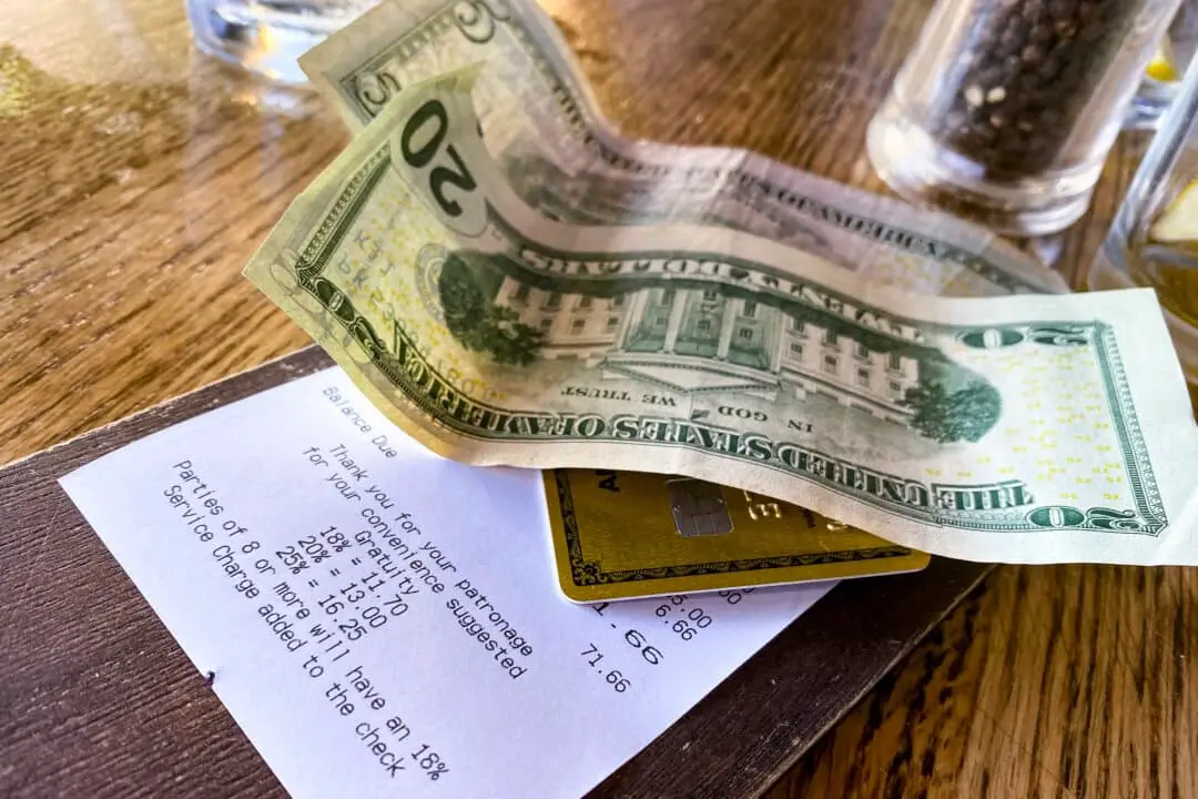Un billete con una propina en efectivo dejado en la mesa de un restaurante de Los Ángeles, el 24 de agosto de 2024. (Chris Delmas/AFP a través de Getty Images)