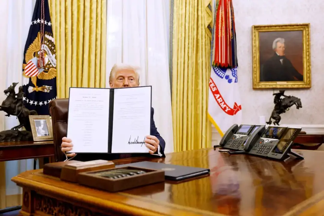 El presidente Donald Trump sostiene una orden ejecutiva firmada en el Despacho Oval de la Casa Blanca el 23 de enero de 2025. (Anna Moneymaker/Getty Images)

