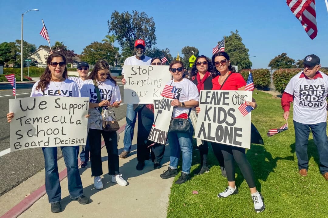 


Padres que apoyan la decisión de la junta escolar unificada del valle de Temecula de destituir al superintendente del distrito en medio de la controversia en torno a la teoría crítica de la raza y otros planes de estudio escolares, asisten a una reunión de la junta en Temecula, California, el 13 de junio de 2023. (Micaela Ricaforte/The Epoch Times).