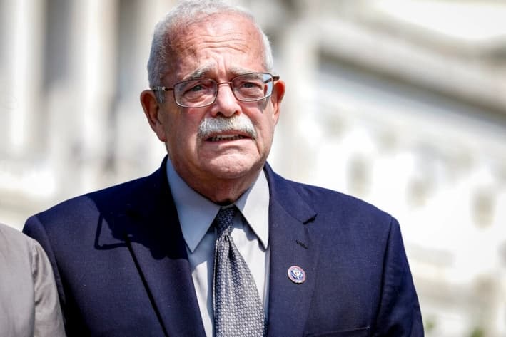El representante Gerry Connolly (D-Va.) en una conferencia de prensa frente al Capitolio de Estados Unidos, en Washington, el 16 de junio de 2022. (Anna Moneymaker/Getty Images)
