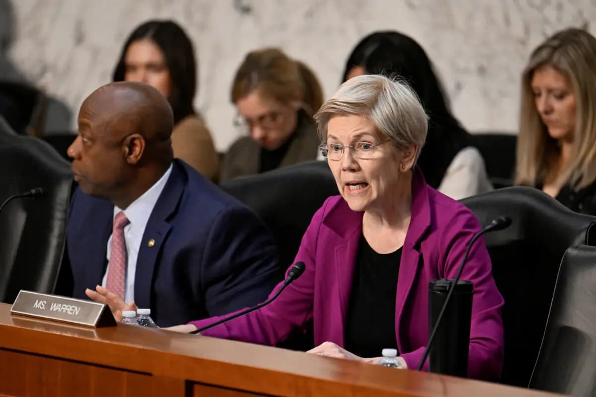 La senadora Elizabeth Warren (D-Mass.) habla mientras el presidente de la Reserva Federal, Jerome Powell, testifica ante una audiencia del Comité Senatorial de Banca, Vivienda y Asuntos Urbanos sobre "El informe semestral de política monetaria al Congreso", en el Capitolio, en Washington, el 11 de febrero de 2025. (Craig Hudson/Reuters)