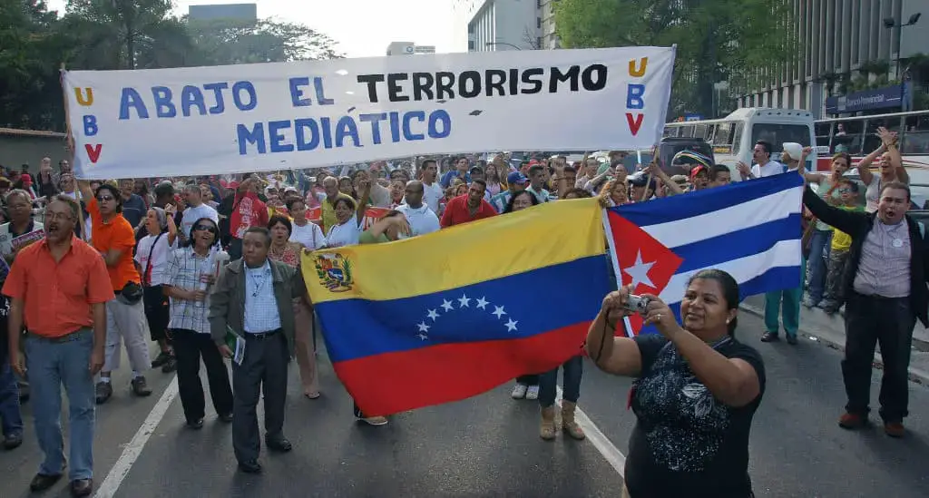 Manifestantes venezolanos condenan el "terrorismo mediático" en una manifestación frente al hotel donde se celebra la reunión anual de la Sociedad Interamericana de Prensa (SIP), en Caracas, el 29 de marzo de 2008. (MIGUEL GUTIERREZ/AFP vía Getty Images).