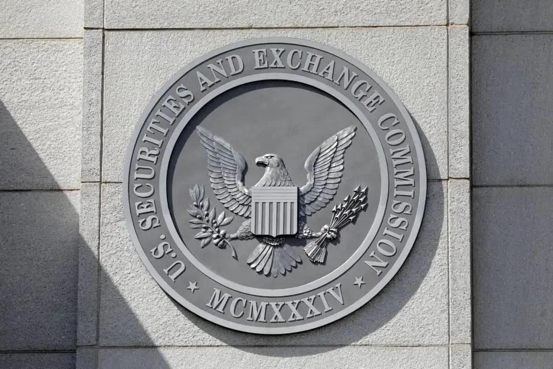 El sello de la Comisión de Bolsa y Valores de Estados Unidos (SEC) en su sede de Washington, el 12 de mayo de 2021. (Andrew Kelly/Reuters).