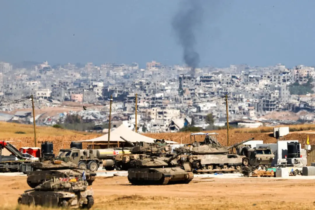 Vehículos militares cerca de la frontera con Gaza, en Israel, el 20 de mayo de 2025. (REUTERS/Amir Cohen)