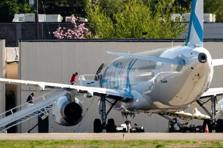 Detenidos abordan un avión alquilado por el Servicio de Inmigración y Control de Aduanas de Estados Unidos (ICE) en el Aeropuerto Internacional del Condado de King, en Seattle, Washington, el 15 de abril de 2025. (David Ryder/Getty Images)