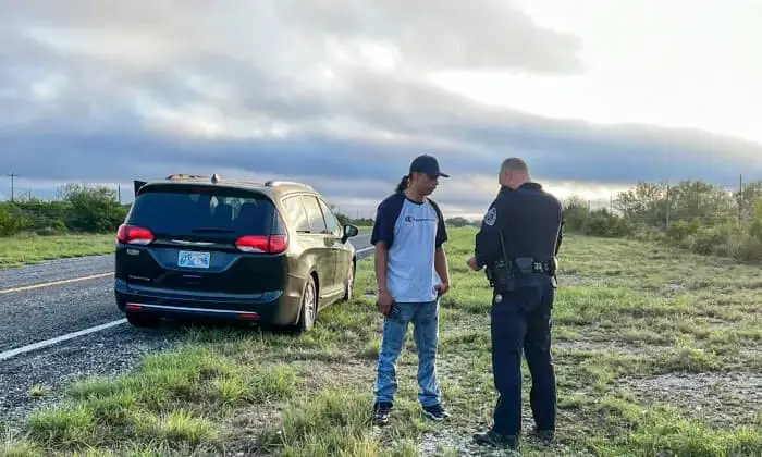 El teniente Paul Edinburgh, agente de policía de Galveston, detiene a un hombre de Oklahoma por presuntamente traficar con seis inmigrantes ilegales desde la frontera entre Estados Unidos y México, a través del condado de Kinney, Texas, el 28 de agosto de 2022. (Charlotte Cuthbertson/The Epoch Times)
