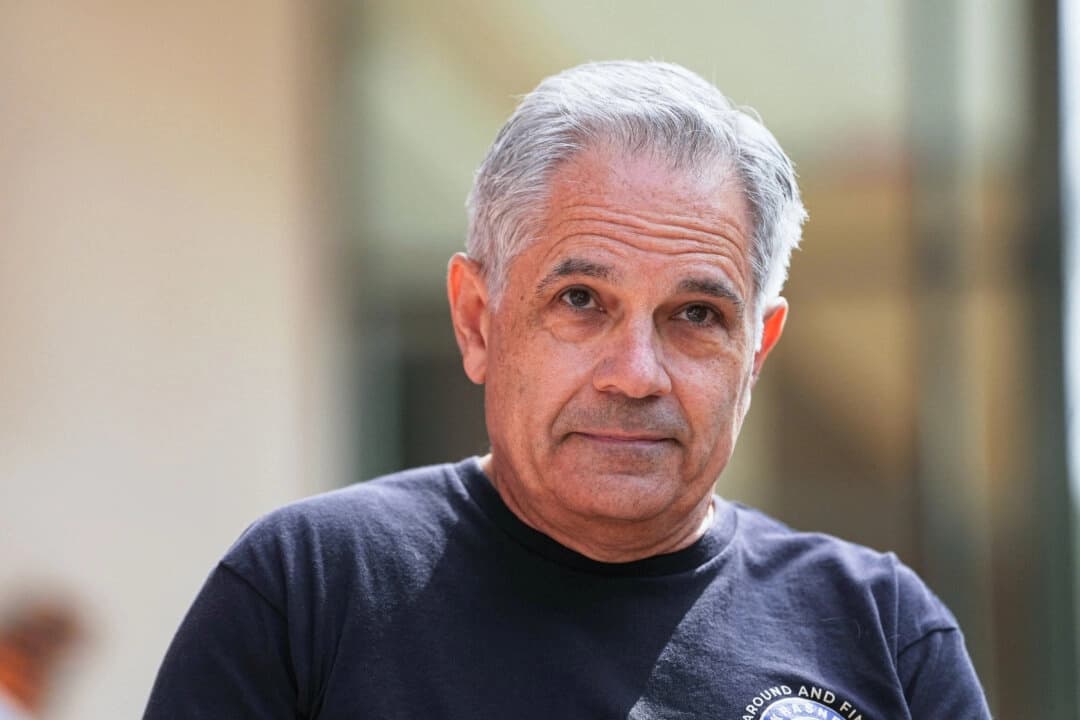El fiscal del distrito de Filadelfia, Larry Krasner, se une a los defensores de los derechos de los inmigrantes durante una manifestación del Primero de Mayo frente al tribunal federal de Filadelfia, el 1 de mayo de 2025. (Matt Rourke/AP Photo)