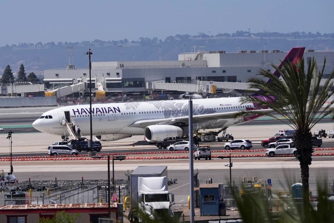 Un avión de Hawaiian Airlines en la pista tras una evacuación en el Aeropuerto Internacional de San Diego, en California, el 20 de mayo de 2025. (Gregory Bull/AP Photo)
