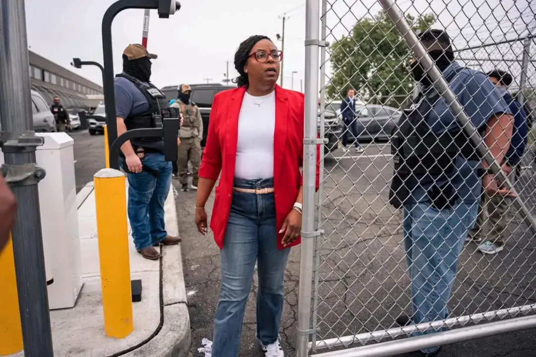 La representante LaMonica McIver (D-N.J.) sale del recinto de la prisión de detención del ICE en Delancey Hall, en Newark (Nueva Jersey), el 9 de mayo de 2025. (Angelina Katsanis /AP Photo)

