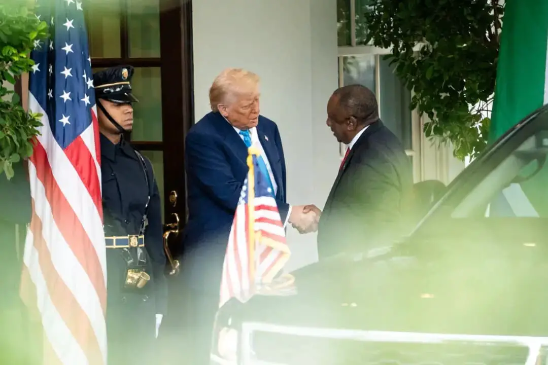 El presidente de Estados Unidos, Donald Trump, saluda al presidente sudafricano, Cyril Ramaphosa, en la Casa Blanca el 21 de mayo de 2025. (Madalina Vasiliu/The Epoch Times)
