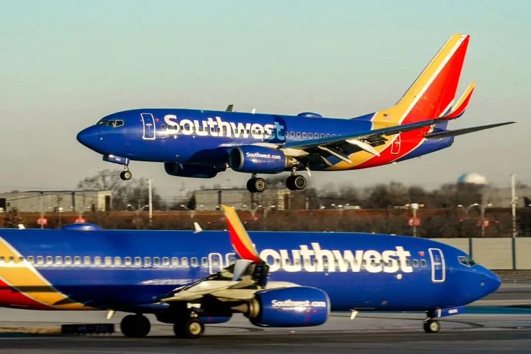 Un avión de Southwest Airlines se prepara para aterrizar en el Aeropuerto Internacional Midway de Chicago el 12 de febrero de 2023. (Kiichiro Sato/AP).