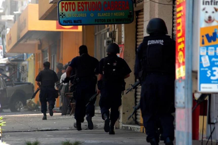 Imagen de archivo de un grupo de policías federales que vigila las calles del estado de Veracruz, México. EFE/José Candelario