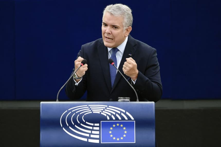 El expresidente colombiano, Iván Duque Márquez, pronuncia un discurso durante una sesión plenaria del Parlamento Europeo en Estrasburgo, este de Francia, el 15 de febrero de 2022. (Frederick Florin/AFP vía Getty Images)
