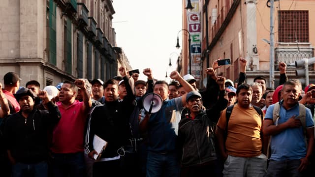 Maestros bloquean acceso a Palacio Nacional antes de conferencia de presidenta de México