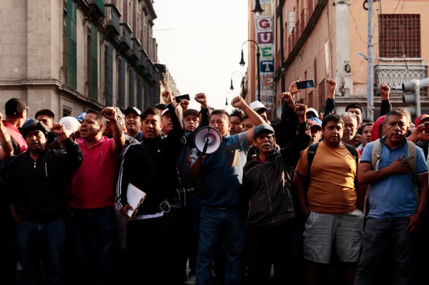Maestros bloquean acceso a Palacio Nacional antes de conferencia de presidenta de México