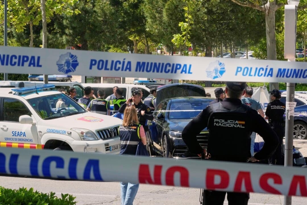 Oficiales de policía acordonan la zona tras el tiroteo de un asesor del expresidente ucraniano Víktor Yanukóvich frente a un colegio de Madrid el 21 de mayo de 2025. (Paul White/AP Photo)
