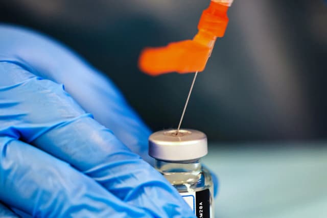 FDA ordena a fabricantes de vacunas contra COVID-19 ampliar advertencia sobre inflamación cardíaca