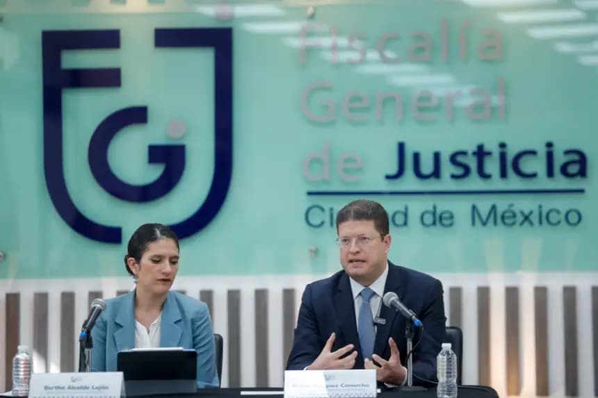 La titular de Fiscalía de General de Justicia de la Ciudad de México (Fgjcdmx), Bertha Alcalde Luján (i), y el secretario de Seguridad Ciudadana de Ciudad (SSC) de México, Pablo Vázquez Camacho, participan en una rueda de prensa el 21 de mayo de 2025, en Ciudad de México (México). EFE/ Isaac Esquivel
