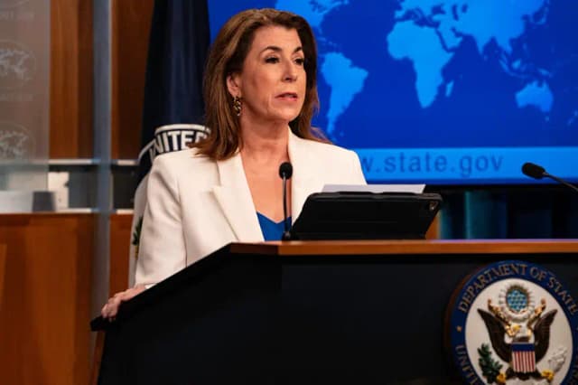 El portavoz del Departamento de Estado de EE. UU., Tammy Bruce, realizó una conferencia de prensa, el 29 de abril de 2025 en Washington, D.C. (Andrew Thomas/Middle East Images/AFP vía Getty Images)