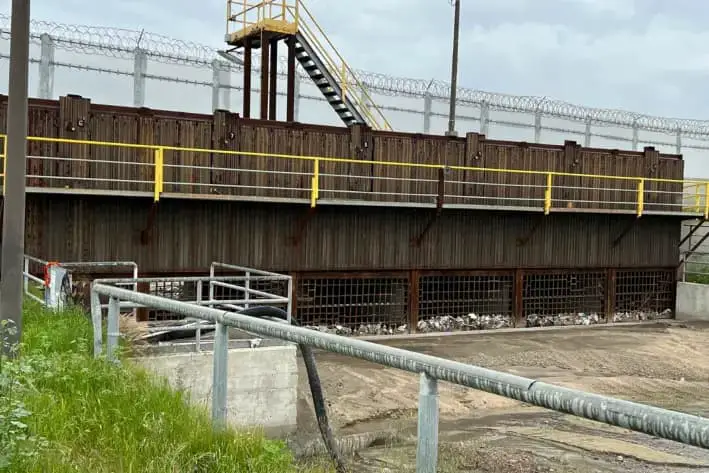Un colector de cañón de la Planta de Tratamiento de Aguas Residuales de South Bay International, cerca de la frontera con México, en San Diego, el 14 de marzo de 2023. (Jane Yang/The Epoch Times)