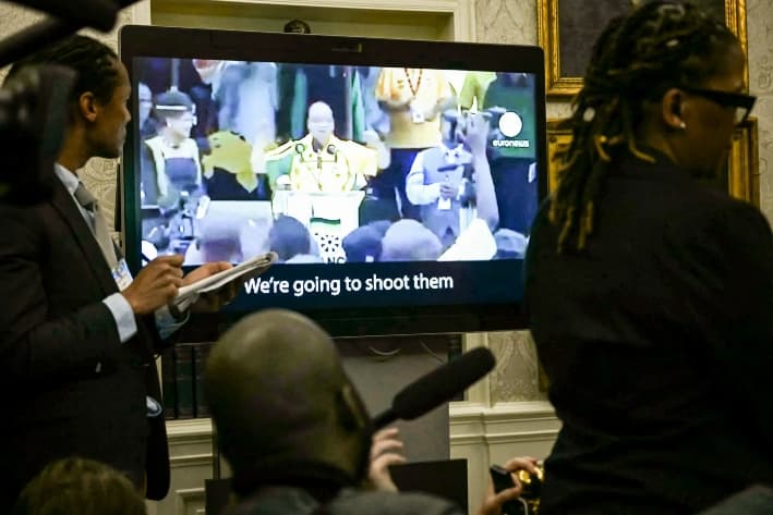 Un vídeo en el que el presidente sudafricano Cyril Ramaphosa se reúne con el presidente Donald Trump en el Despacho Oval, el 21 de mayo de 2025. La reunión se produjo en medio de las tensiones por el reasentamiento por parte de Washington de los afrikaners blancos, a quienes Trump ha calificado como víctimas de genocidio. (Jim Watson/AFP a través de Getty Images)