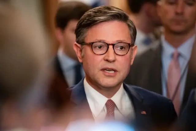 El presidente de la Cámara de Representantes, Mike Johnson, habla con la prensa en el Capitolio de EE. UU., el 15 de mayo de 2025. (Madalina Vasiliu/The Epoch Times)