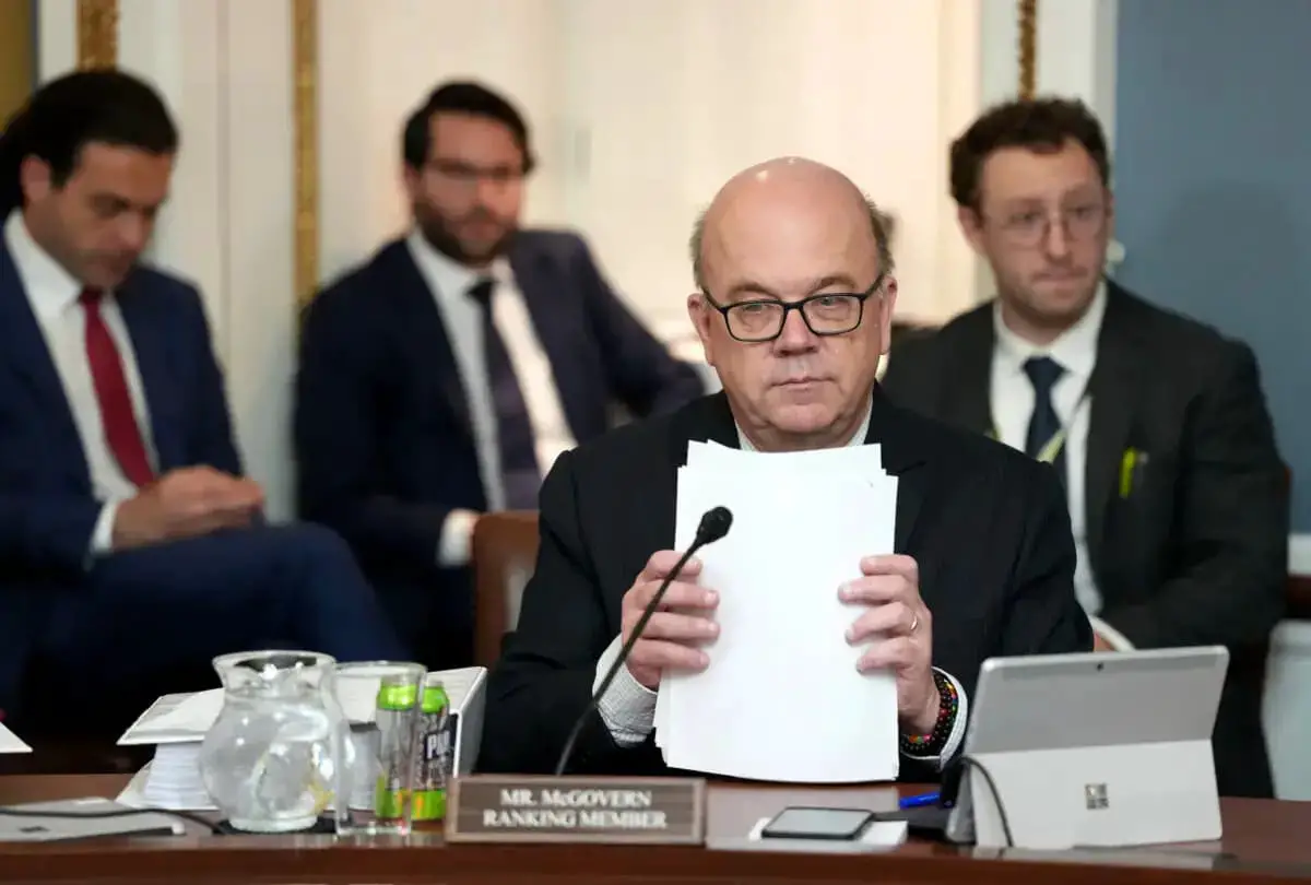 El miembro de mayor rango del Comité de Reglas de la Cámara de Representantes, James McGovern (D-Ma.), pronuncia unas palabras durante una reunión del Comité de Reglas sobre la Ley One Big Beautiful Bill en el Capitolio de los Estados Unidos el 21 de mayo de 2025. (Kevin Dietsch/Getty Images)
