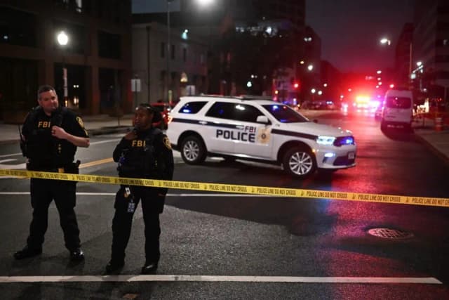 Agentes del FBI acordonan el lugar de los hechos frente al Museo Judío Capital tras un tiroteo que dejó dos muertos en Washington el 21 de mayo de 2025. (Alex Wroblewski/AFP a través de Getty Images)