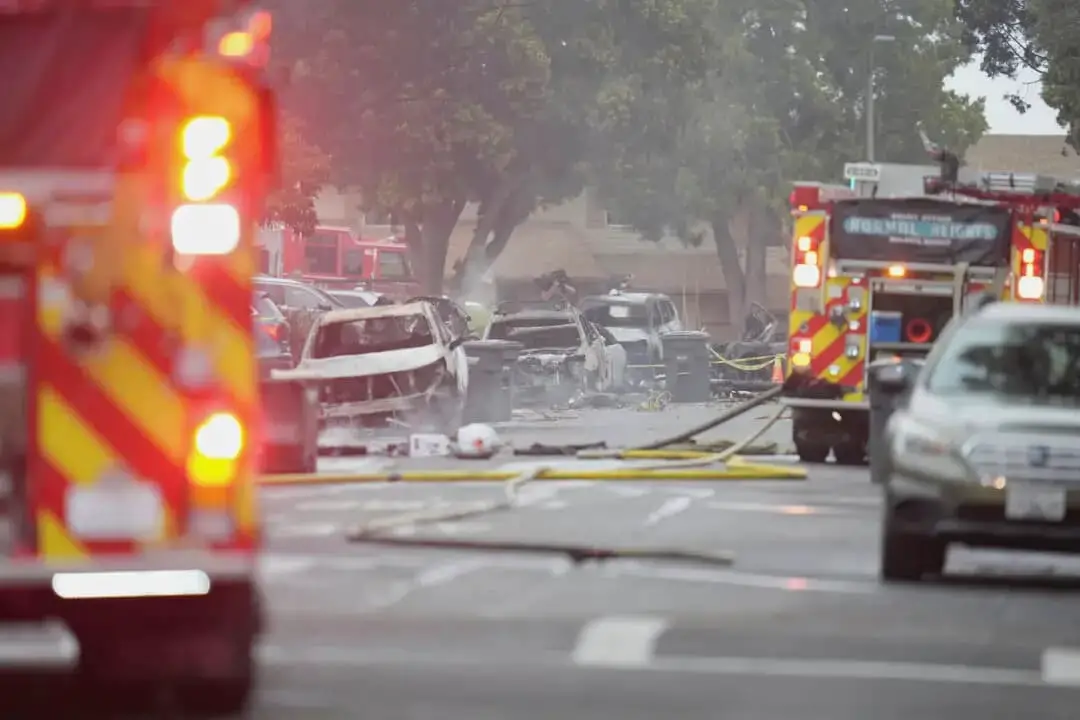 Las autoridades trabajan en el lugar donde un pequeño avión se estrelló en un barrio de San Diego, en la madrugada del 22 de mayo de 2025. (Gregory Bull/AP Photo)
