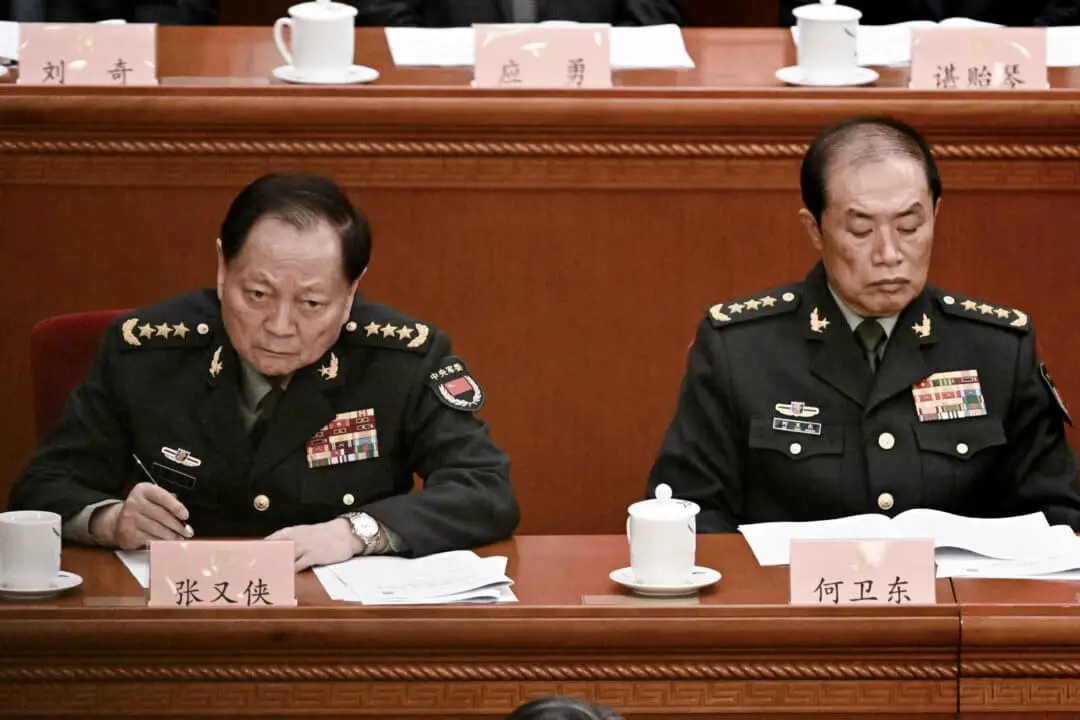 El general He Weidong (derecha), vicepresidente segundo de la Comisión Militar Central (CMC) de China, y Zhang Youxia, vicepresidente primero de la CMC, asisten a la ceremonia de apertura de la Conferencia Consultiva Política del Pueblo Chino en el Gran Salón del Pueblo en Beijing el 4 de marzo de 2025. (Pedro Pardo/AFP vía Getty Images).