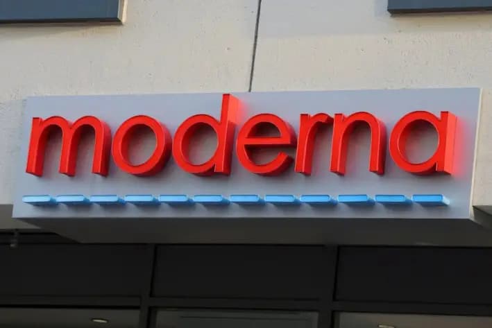Un cartel marca la sede de Moderna, fabricante de vacunas contra la COVID-19, en Cambridge, Massachusetts, el 28 de abril de 2022. (Brian Snyder/Reuters)