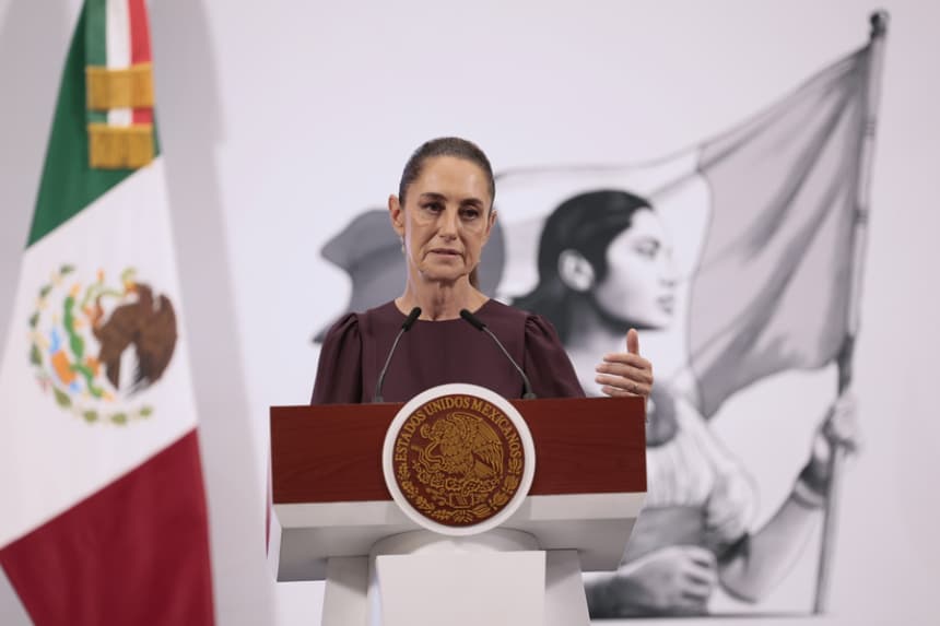 La presidenta de México, Claudia Sheinbaum, habla durante su rueda de prensa el 22 de mayo de 2025, en Palacio Nacional en Ciudad de México (México). EFE/José Méndez