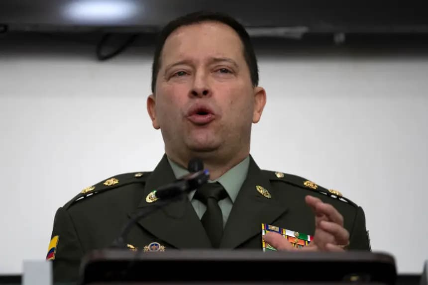 El general Carlos Fernando Triana Beltrán habla junto al ministro de Defensa de Colombia, Iván Velásquez (fuera de cuadro) durante su presentación como nuevo Director General de la Policía Nacional de Colombia en Bogotá el 14 de febrero de 2025. (Alejandro Martínez/AFP vía Getty Images)