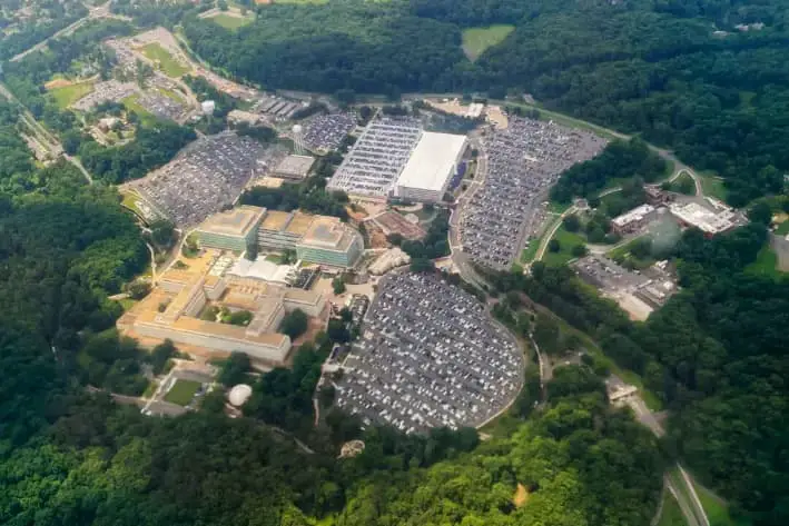 La sede de la Agencia Central de Inteligencia (CIA) vista desde un avión comercial mientras sobrevuela el campus de la CIA en Langley, Virginia, el 24 de julio de 2023. (Pablo Martínez Monsivais, Archivo /Foto AP)