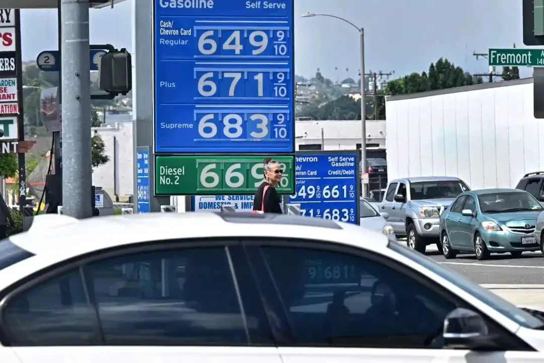 Un cartel muestra el precio de la gasolina a más de 6 dólares por galón en una gasolinera de Alhambra, California, el 18 de septiembre de 2023. (Frederic J. Brown/AFP a través de Getty Images)
