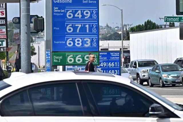 Un cartel muestra el precio de la gasolina a más de 6 dólares por galón en una gasolinera de Alhambra, California, el 18 de septiembre de 2023. (Frederic J. Brown/AFP a través de Getty Images)
