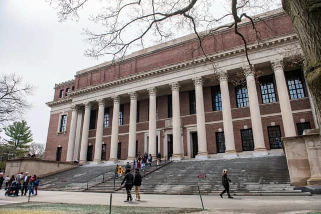Personas entran y salen de la Biblioteca Harry Elkins Widener Memorial, en el campus de la Universidad de Harvard, en Cambridge, Massachusetts, el 15 de abril de 2025. (Joseph Prezioso / AFP)
