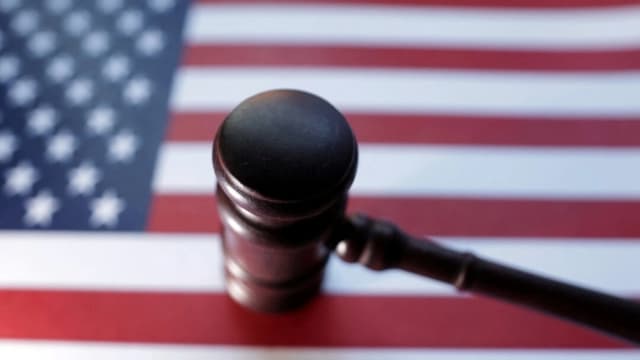 Juez federal bloquea los despidos masivos en el Departamento de Educación