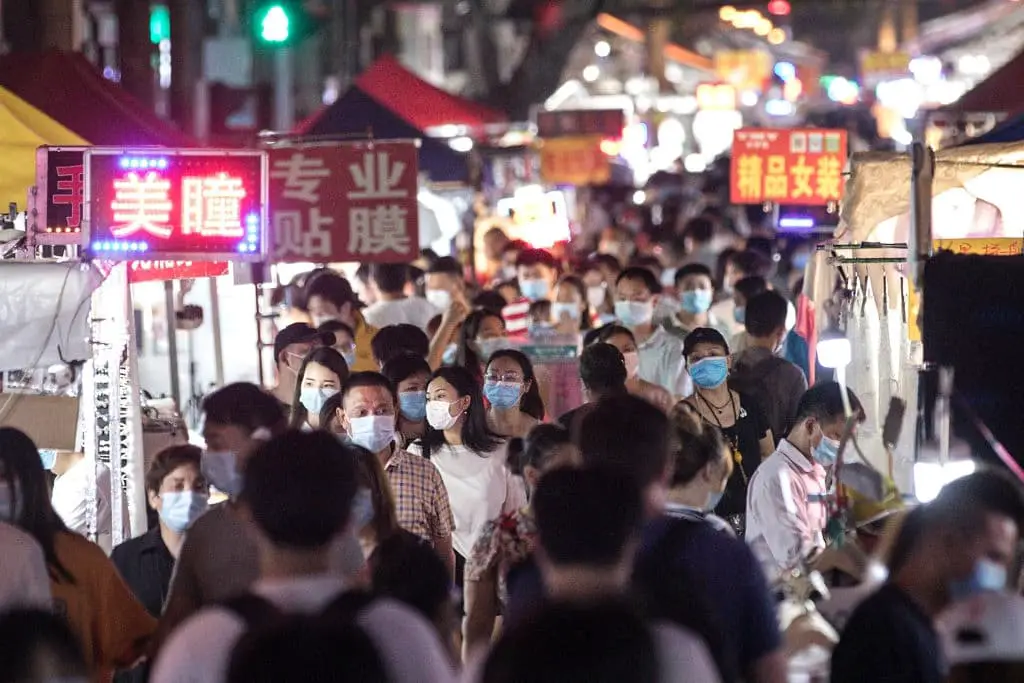 Residentes visitan un mercado nocturno en Baocheng Road, en Wuhan, provincia de Hubei, China, el 3 de junio de 2020. (Getty Images)
