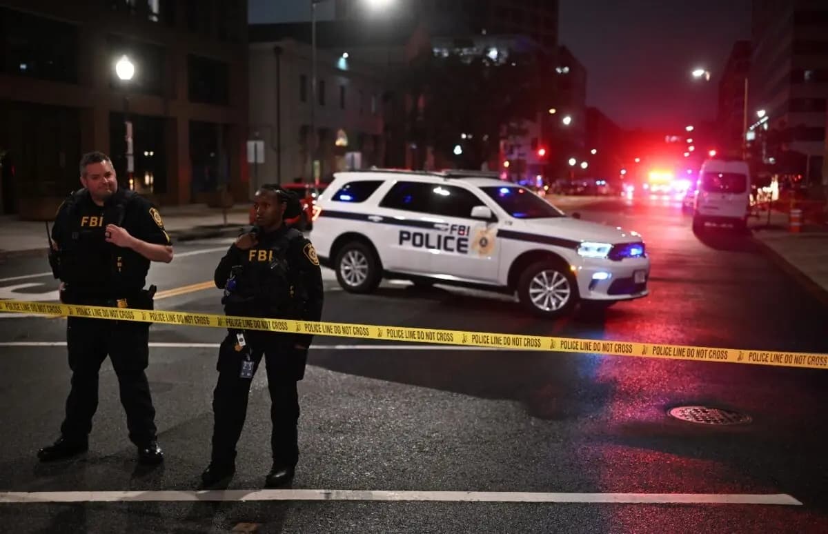 Agentes del FBI acordonan el lugar de los hechos frente al Museo Judío del Capitolio tras un tiroteo que dejó dos muertos en Washington el 21 de mayo de 2025. (Alex Wroblewski/AFP a través de Getty Images)