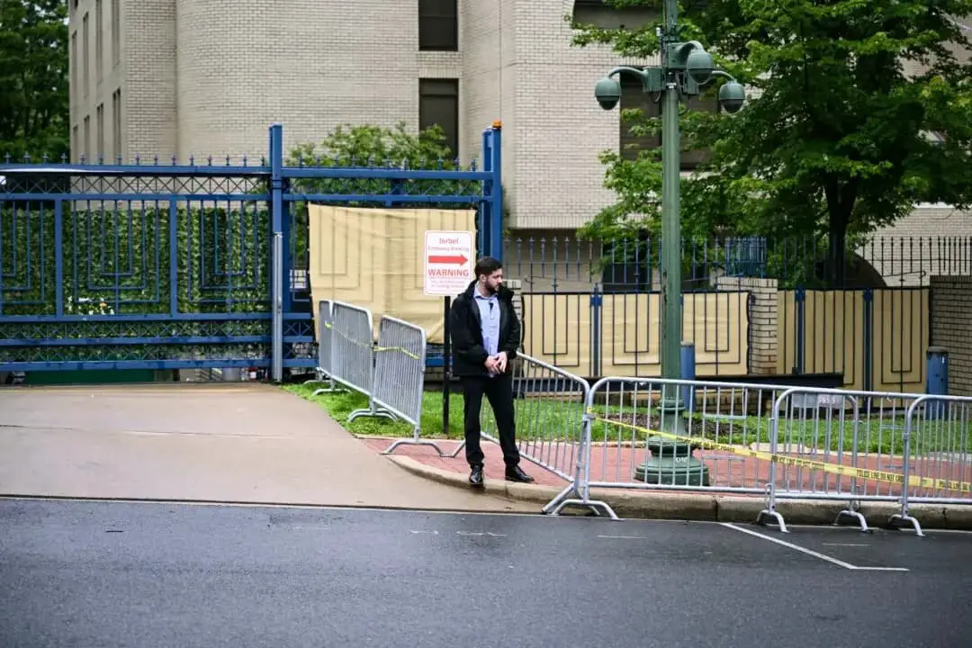 Agentes de seguridad rodean la embajada israelí en Washington tras un tiroteo que dejó dos muertos, el 22 de mayo de 2025. (Brendan Smialowski/AFP a través de Getty Images)
