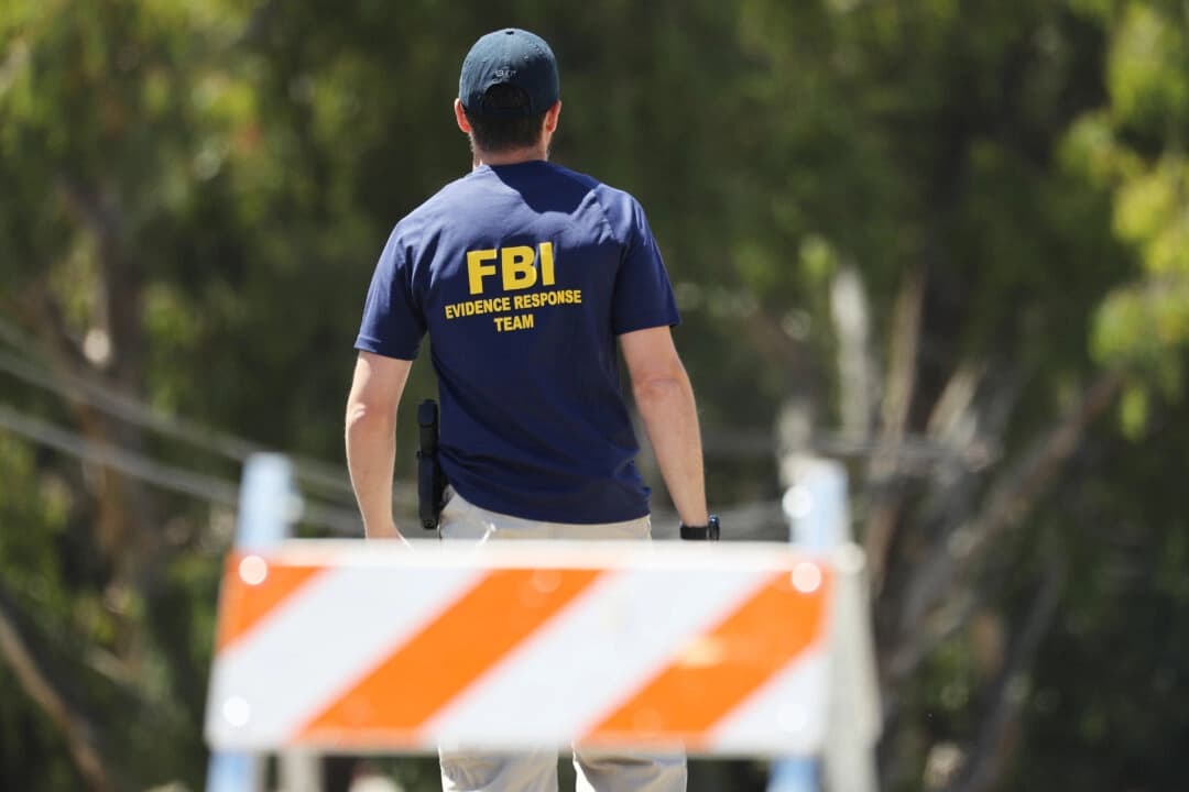 Un agente del FBI se dirige hacia la escena del crimen, en esta foto de archivo. (Mario Tama/Getty Images)