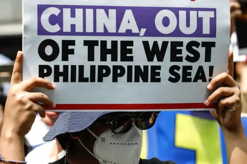 Fotografía de archivo, tomada el 11 de junio de 2024, que muestra un cartel exhibido durante una protesta en Filipinas en el que se lee la frase "China, fuera del mar de Filipinas Occidental". EFE/EPA/Rolex Dela Pena 