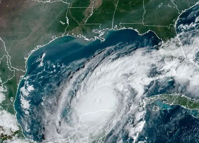Imagen de satélite del huracán Milton mientras se acerca a la costa del Golfo de Florida el 8 de octubre de 2024. (NOAA)