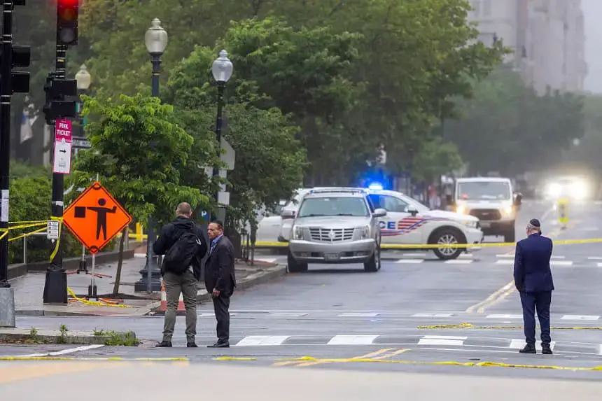 La policía y los investigadores trabajan en la escena del crimen, donde dos miembros del personal de la Embajada de Israel fueron asesinados ayer por la noche afuera de un evento en el Museo Judío de la Capital, el 22 de mayo de 2025 en Washington, DC. (Tasos Katopodis/Getty Images)